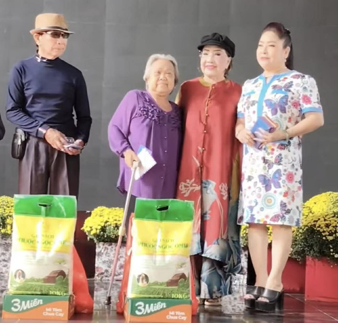 NSND Lệ Thủy giữ lửa nghĩa tình sân khấu mỗi độ xuân về - Ảnh 2.