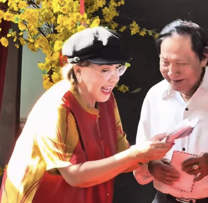 NSND Lệ Thủy giữ lửa nghĩa tình sân khấu mỗi độ xuân về - Ảnh 4.