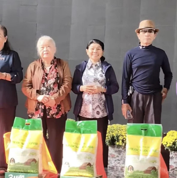 NSND Lệ Thủy giữ lửa nghĩa tình sân khấu mỗi độ xuân về - Ảnh 5.