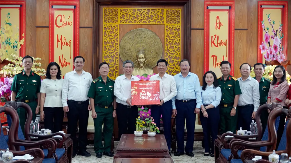 Đồng chí Nguyễn Phước Lộc tặng quà, chúc tết Đảng bộ, chính quyền và nhân dân tỉnh Tây Ninh