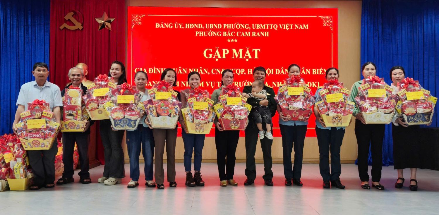 Des représentants des responsables du quartier de Bac Cam Ranh ont offert des cadeaux aux familles de militaires.