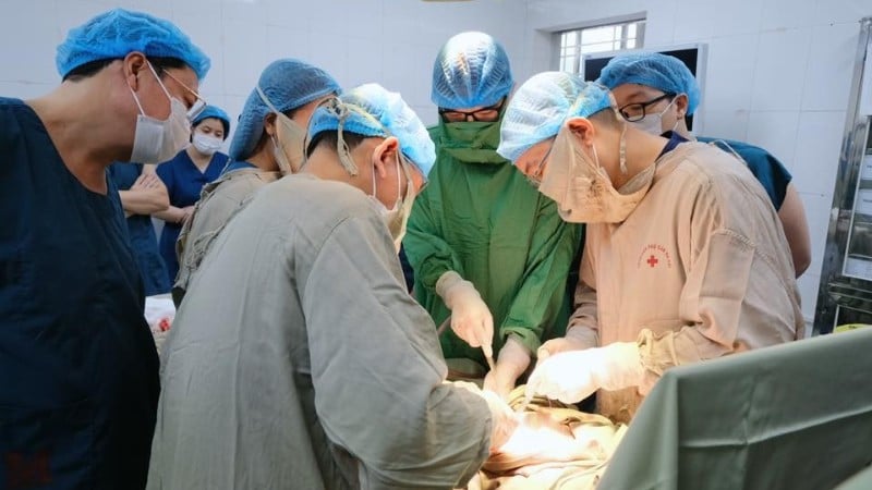 De artsen voerden een keizersnede uit en verwijderden de tumor bij de zwangere vrouw.