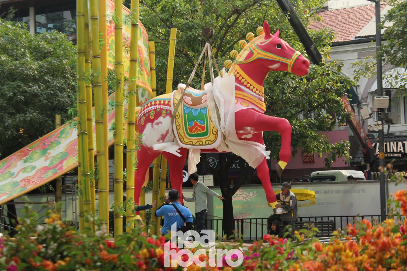 Строители устанавливают талисман в виде лошади.