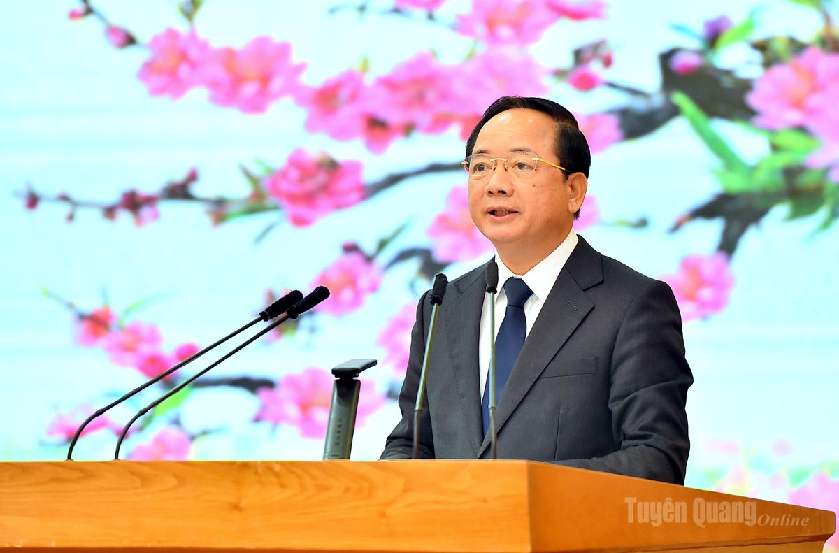 中央宣伝大衆動員部の部長チン・ヴァン・クエット同志が党委員会、政府、トゥエンクアン省各民族人民に新年の挨拶を述べた。