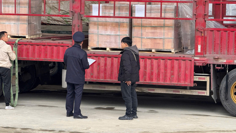 Công chức Hải quan cửa khẩu Quốc tế Hữu Nghị kiểm tra hàng hóa xuất nhập khẩu.