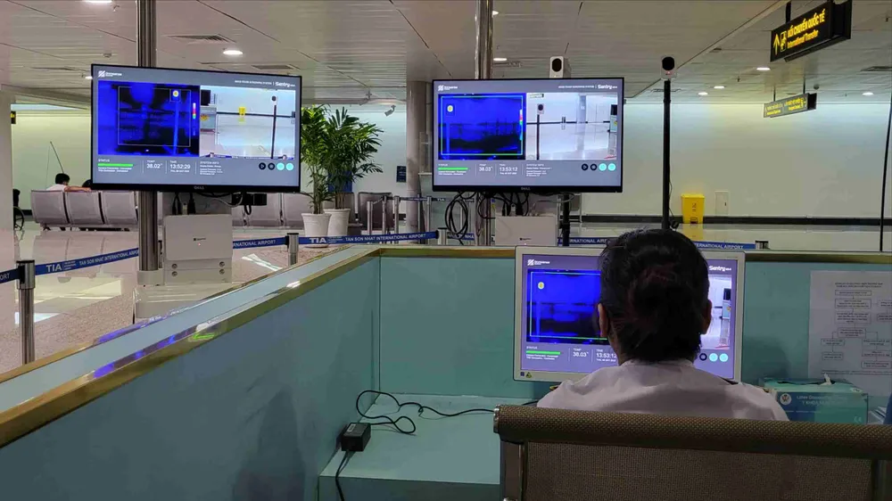 Le forze di quarantena di Ho Chi Minh City stanno monitorando i passeggeri in arrivo dalle zone colpite dall'epidemia.