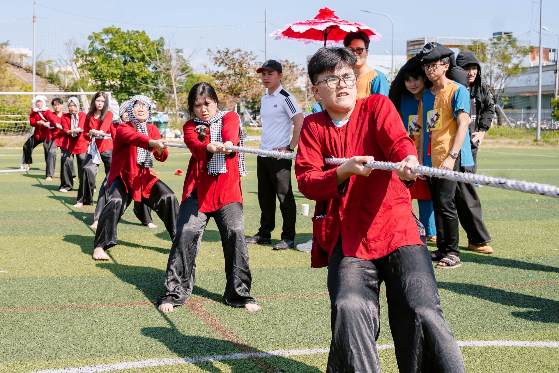 응우옌 반 토아이 고등학교 학생들이 2026년 민속문화축제에 열정적으로 참여하고 있다. 사진: 남빈