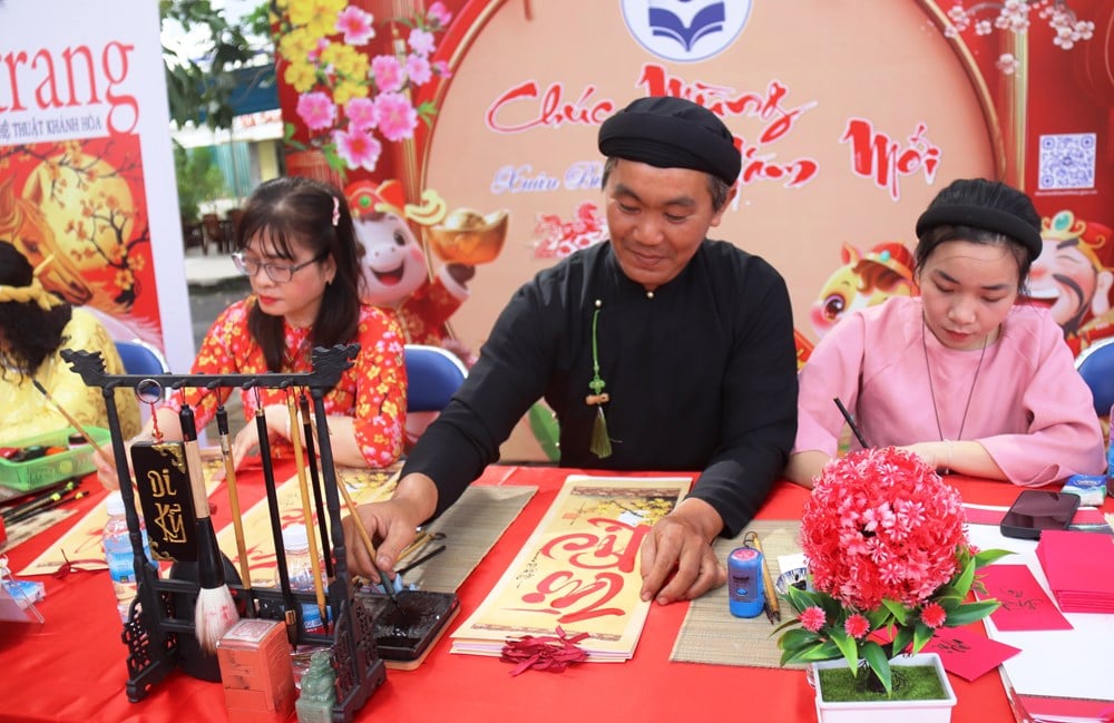 Khanh Hoa: I colori vivaci della primavera, la radiosa città costiera - foto 12
