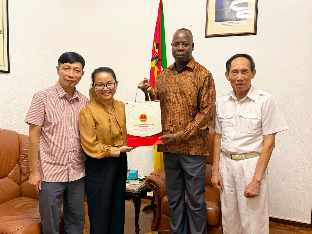 La comunità vietnamita in Mozambico si sta adoperando per superare le conseguenze delle alluvioni. Cộng đồng người Việt Nam tại Mozambique khắc phục hậu quả mưa lũ