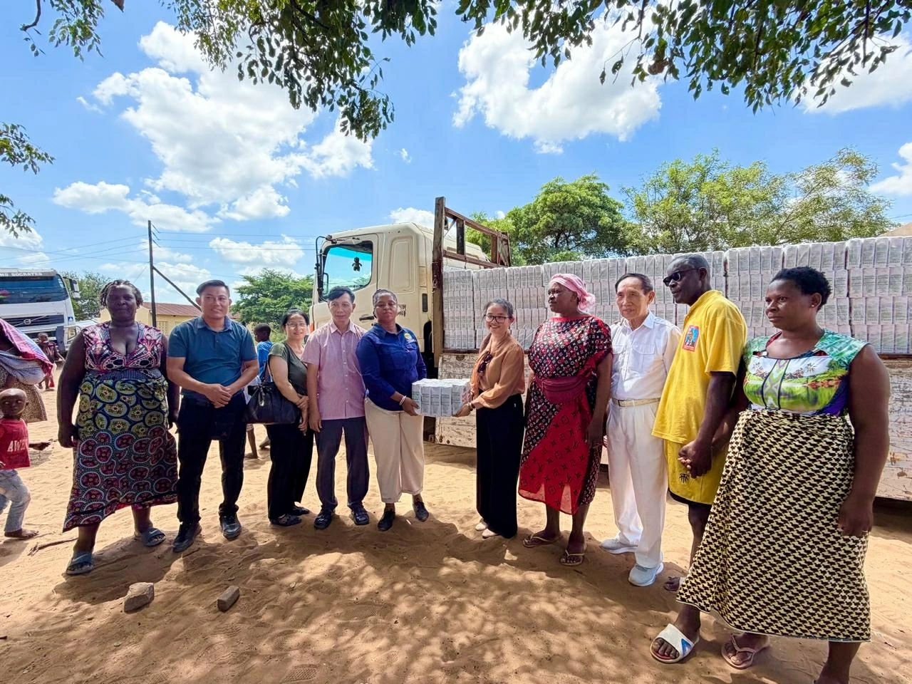 La comunità vietnamita in Mozambico si sta adoperando per superare le conseguenze delle alluvioni. Cộng đồng người Việt Nam tại Mozambique khắc phục hậu quả mưa lũ