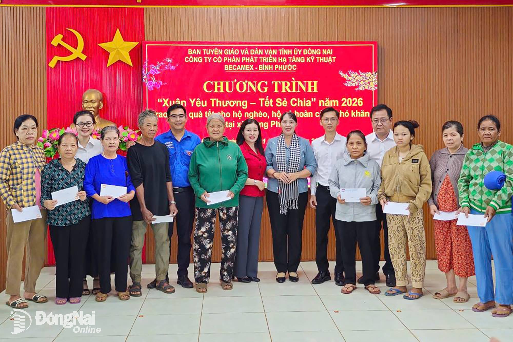 Lãnh đạo Ban Tuyên giáo và Dân vận Tỉnh ủy Đồng Nai, Công ty cổ phần Phát triển hạ tầng kỹ thuật Becamex - Bình Phước và&nbsp;xã Hưng Phước&nbsp;trao quà cho người dân có hoàn cảnh khó kha·. Ảnh: Lê Duy