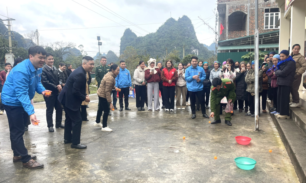 Các đại biểu cùng bà con nhân dân xóm Hợp Nhất giao lưu trò chơi dân tộc tại chương trình.