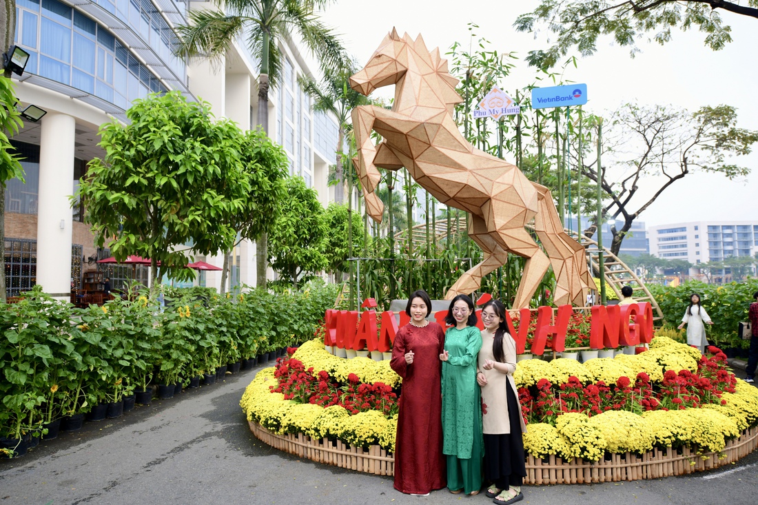 Ngựa cao 4,5m đã xuất hiện tại hội hoa xuân Phú Mỹ Hưng - Ảnh 1.