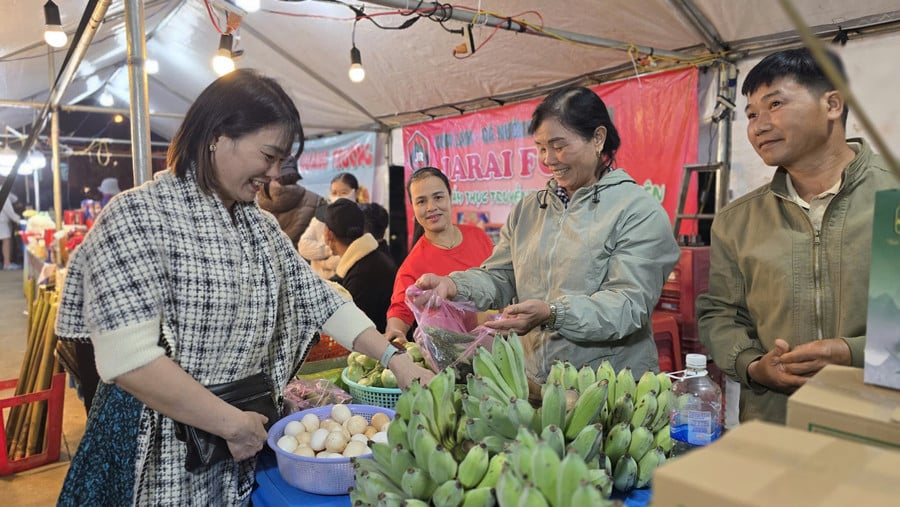 ba-con-xa-gao-gioi-thieu-cac-san-pham-nong-san-sach-den-du-khach.jpg