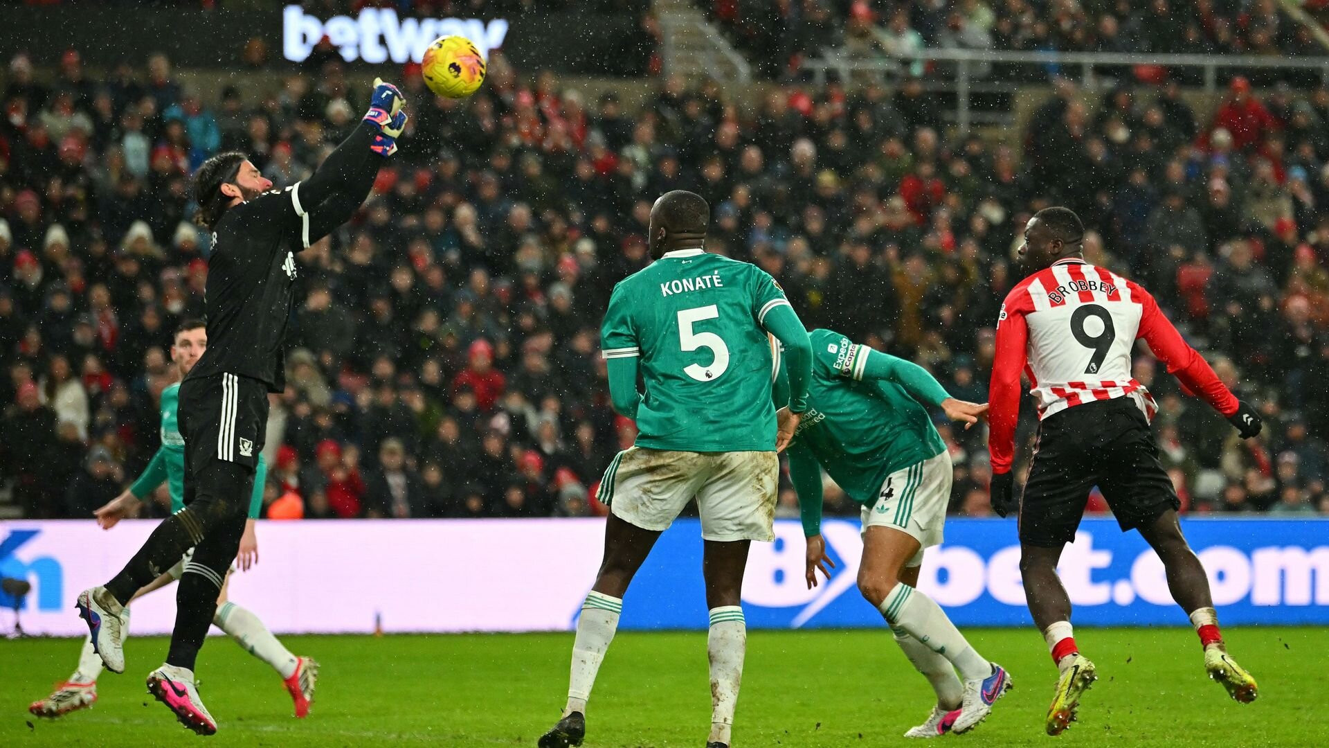 resources_premierleague_pulselive_com 2026 02 11T202135Z_386398883_UP1EM2B1KJXVK_RTRMADP_3_SOCCER انگلستان سان لیو.jpg