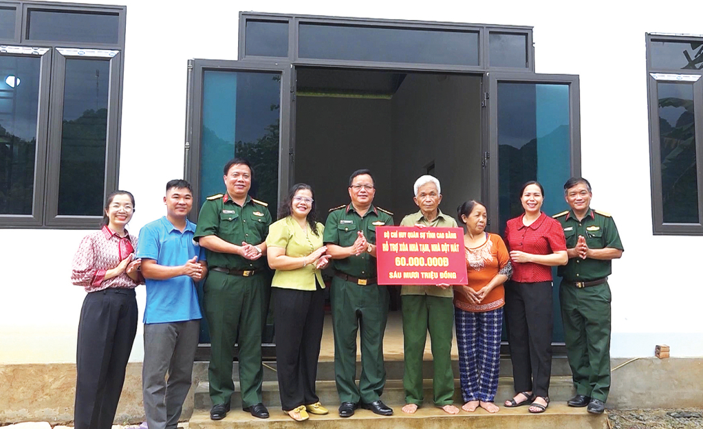 The family of Mr. Hoang Dang Truong, residing in Lam Son Thuong hamlet, Hoa An commune, received 60 million VND in support for house construction from social mobilization funds.