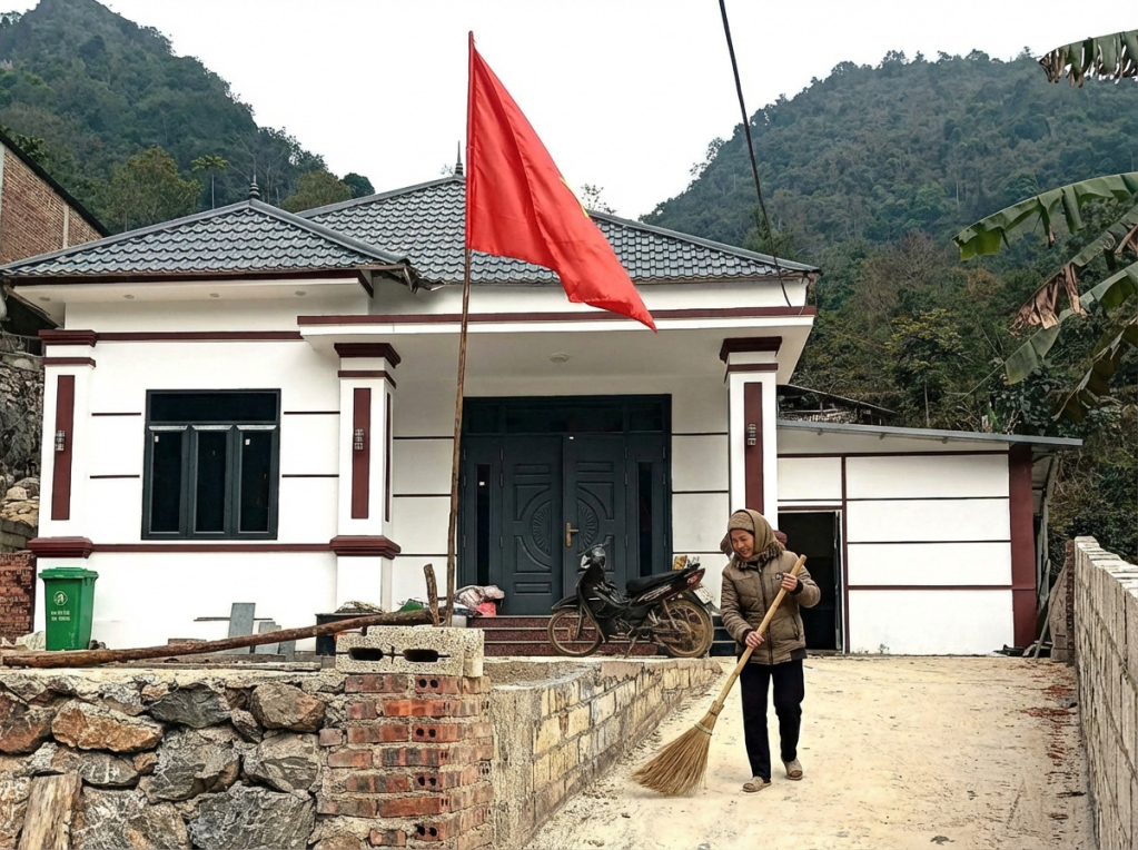 Mr. Truong Van Nam's newly completed house in Nam Din hamlet, Tong Cot commune, was built with support from the program to eliminate temporary and dilapidated houses.