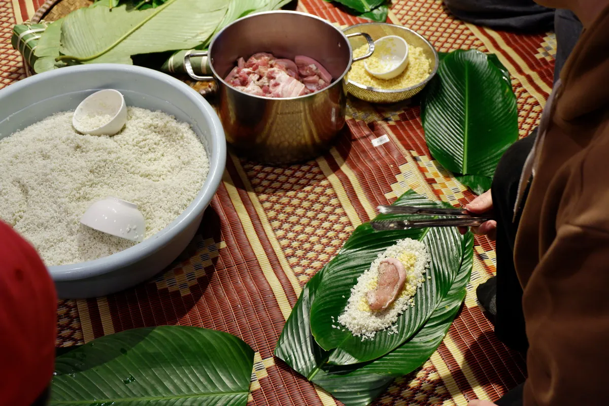 Bên bếp lửa Sa Pa, du khách chạm vào hồn Tết Việt- Ảnh 2.