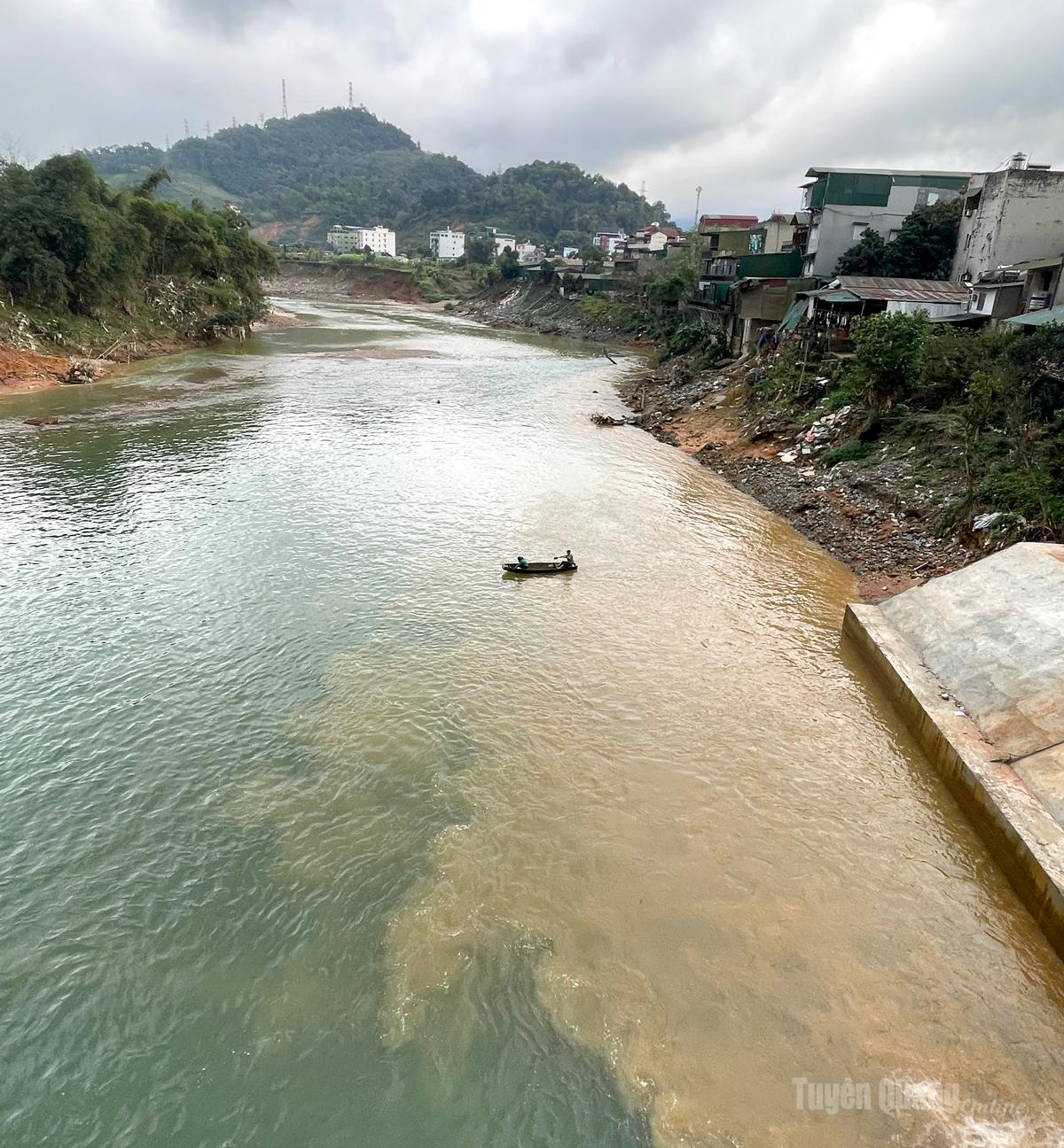 Nella parte inferiore della diga, il livello dell'acqua è ancora regolato per evitare di alterare l'ecosistema sottostante.