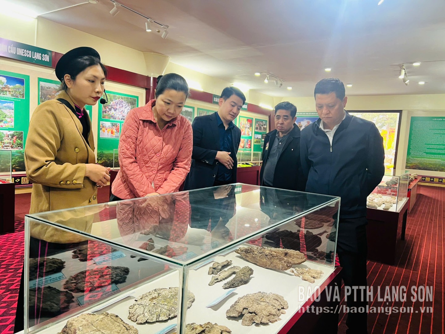 មគ្គុទ្ទេសក៍សារមន្ទីរម្នាក់មកពីខេត្តបានណែនាំវត្ថុបុរាណបេតិកភណ្ឌភូគព្ភសាស្ត្រនៅក្នុងកន្លែងតាំងពិព័រណ៍ដល់គណៈប្រតិភូមកពីស្ថានទូតឡាវប្រចាំនៅវៀតណាម។