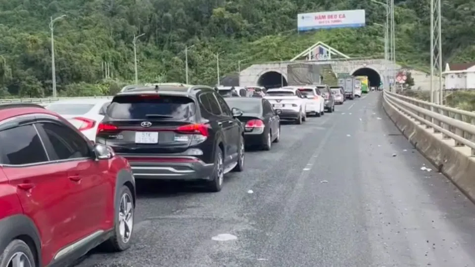 Prolonged traffic congestion at the Deo Ca tunnel on the Khanh Hoa side. - Vietnam.vn