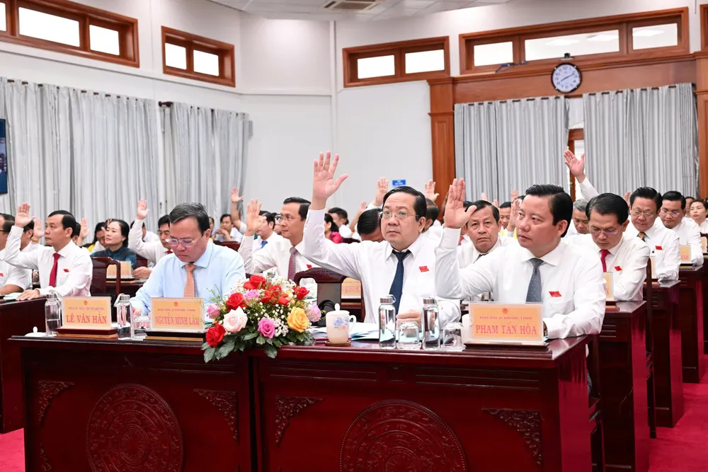 Los representantes del Consejo Popular Provincial de Tay Ninh votaron para aprobar la resolución que ajusta la planificación provincial.
