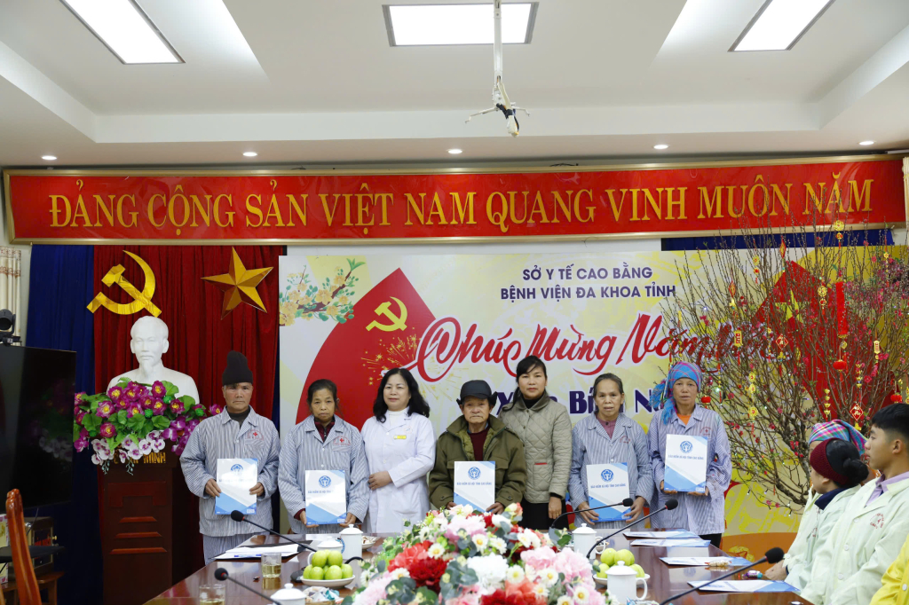 Bà Nguyễn Thị Thanh Oanh, Phó Giám đốc BHXH tỉnh trao quà cho các bệnh nhân thuộc hộ nghèo, cận nghèo đang điều trị tại Bệnh viện Đa khoa tỉnh.