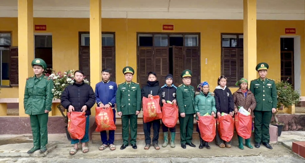 Đồn Biên phòng Xuân Trường trao quà cho hộ nghèo trên địa bàn.