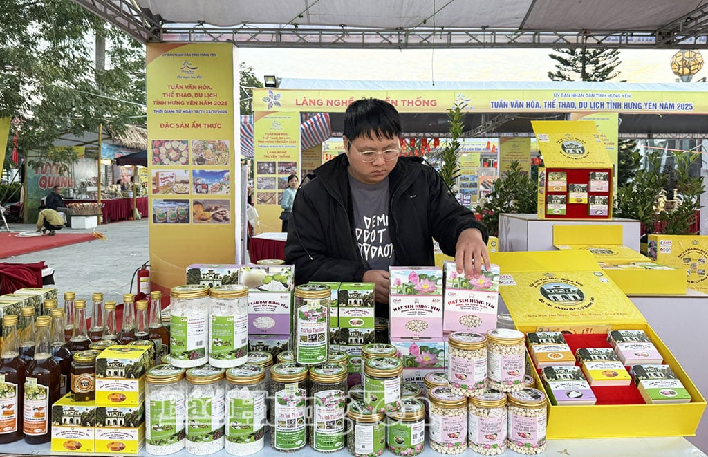 Produk-produk dari Koperasi Pemprosesan Buah dan Pertanian Tan Hung (komune Tan Hung) dipamerkan di pameran perdagangan tersebut.