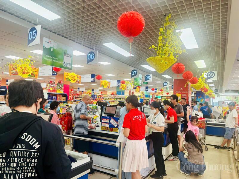 L'activité des supermarchés à Hô Chi Minh-Ville entre dans sa période la plus intense de l'année. Photo : Thua Ngoc