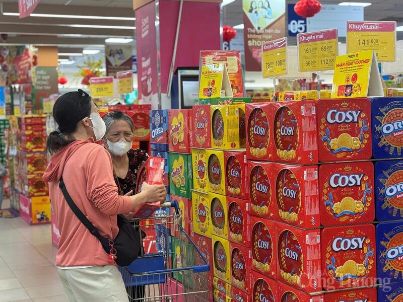 Des clients choisissent des bonbons et des en-cas au supermarché. Photo : Thua Ngoc