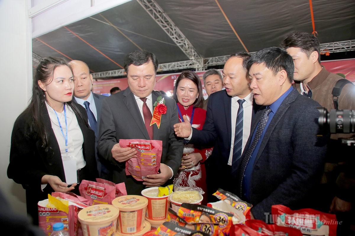 Il compagno Hoang Gia Long, membro del Comitato permanente del Comitato provinciale del Partito e vicepresidente del Comitato popolare provinciale, e i delegati alla Fiera internazionale commerciale Vietnam-Cina (Tuyen Quang 2025).