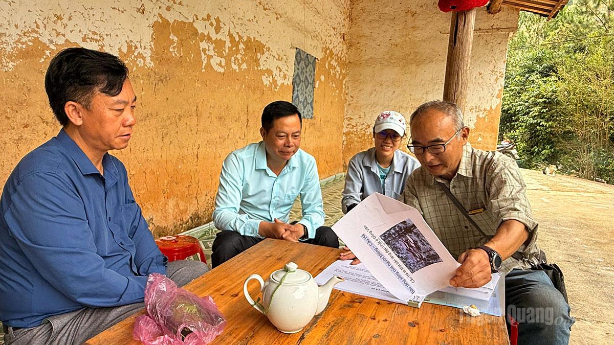 Lãnh đạo UBND xã Đồng Văn cùng chuyên gia người Nhật khảo sát 
điểm Giàng Sì Tủng để làm bảo tàng sống của người mông.
