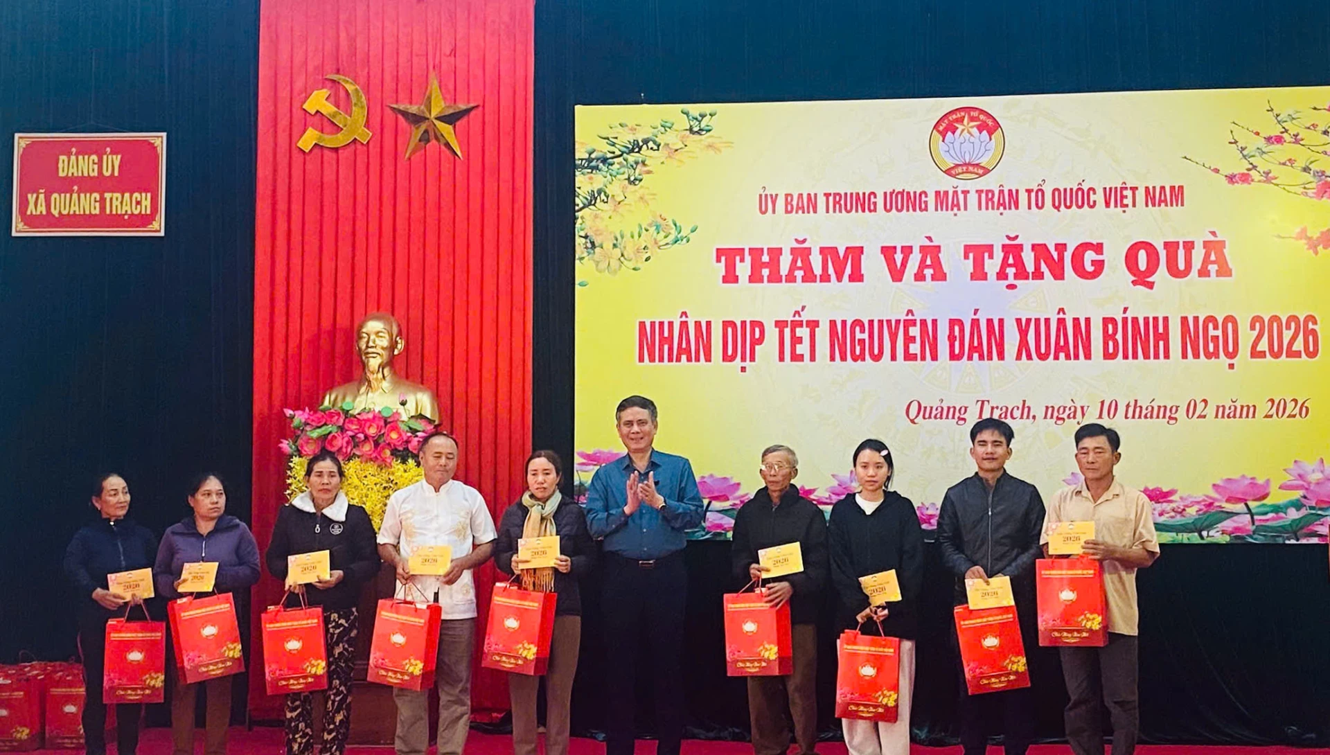 Đồng chí Trần Thắng, Phó Bí thư Đảng ủy MTTQ, các đoàn thể Trung ương thăm, tặng quà cho các hộ gia đình khó khăn nhân dịp Tết Nguyên đán Bính Ngọ 2026 - Ảnh: T.H