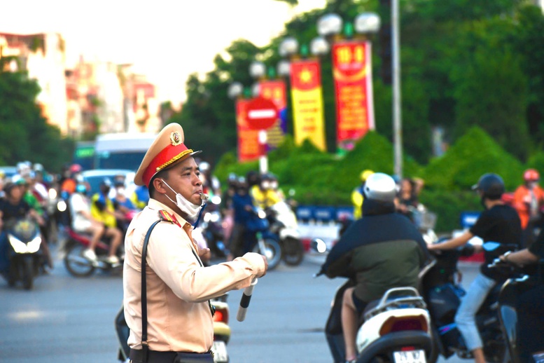 Des policiers de la circulation déployés pour aider les personnes rentrant chez elles pour le Têt (Nouvel An lunaire) - Photo 1. Cảnh sát giao thông triển khai hỗ trợ người dân về quê đón Tết- Ảnh 1.