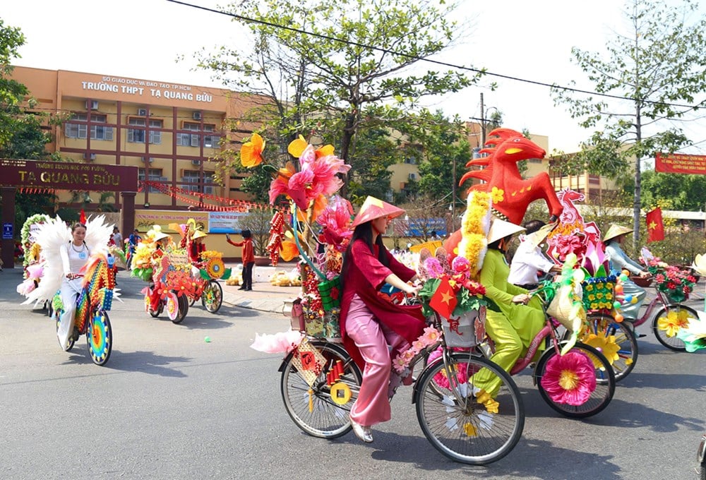 Esposizione unica di biciclette decorate con fiori e realizzate con materiali riciclati - foto 7