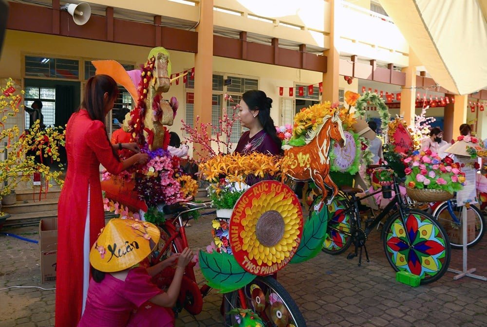 Esposizione unica di biciclette decorate con fiori e realizzate con materiali riciclati - foto 1