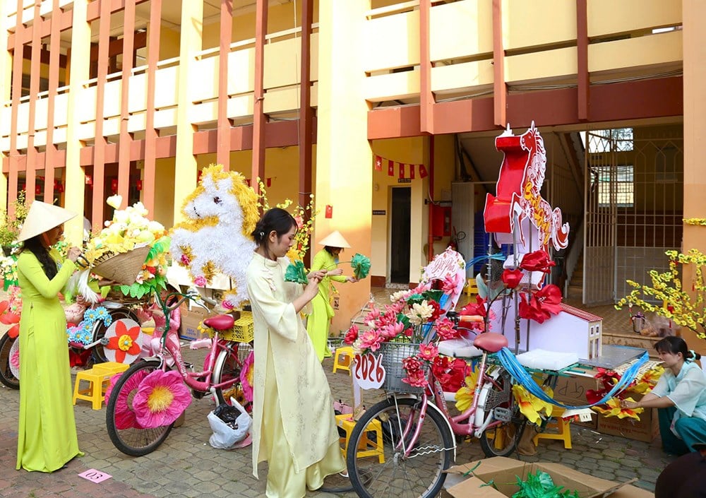 Esposizione unica di biciclette decorate con fiori e realizzate con materiali riciclati - foto 2