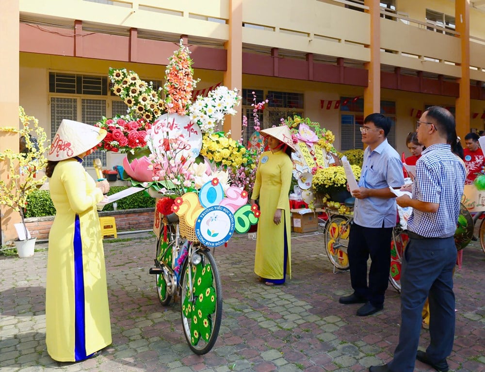 Esposizione unica di biciclette decorate con fiori e realizzate con materiali riciclati - foto 3