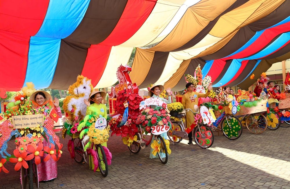 Esposizione unica di biciclette decorate con fiori e realizzate con materiali riciclati - foto 4
