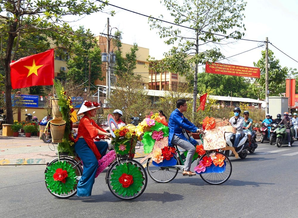 Esposizione unica di biciclette decorate con fiori e realizzate con materiali riciclati - foto 8