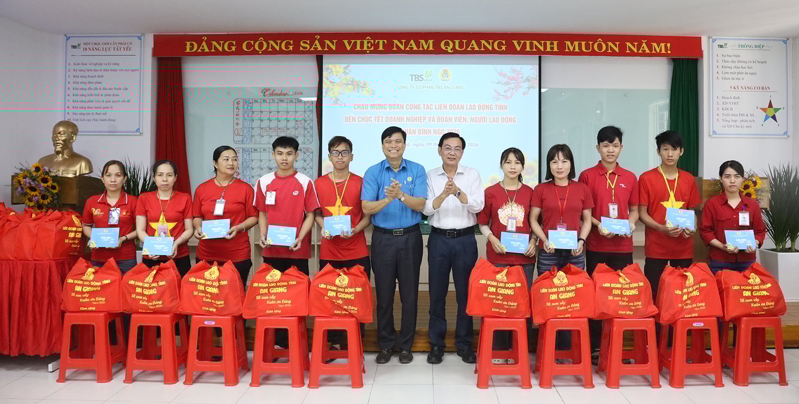 گرم و شاد نگه داشتن عید تت برای کارگران.