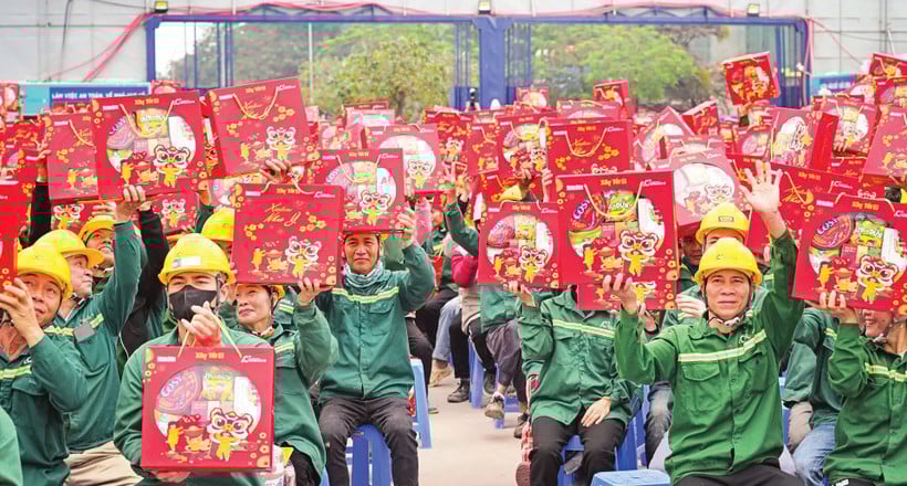 Dělníci na staveništi projektu Pearl Theatre (Hanoj) přebírají dárky k svátku Tet od organizátorů programu „Building Tet 2026“, který pořádají noviny Nhan Dan ve spolupráci se stavební akciovou společností Coteccons. (Foto: BAO LONG)