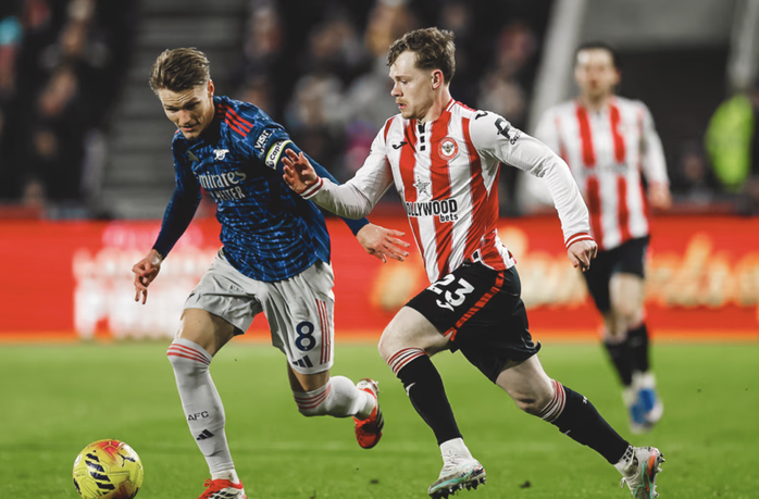 Arsenal mất điểm trước Brentford, thử thách ngôi đầu Ngoại hạng - Ảnh 1.