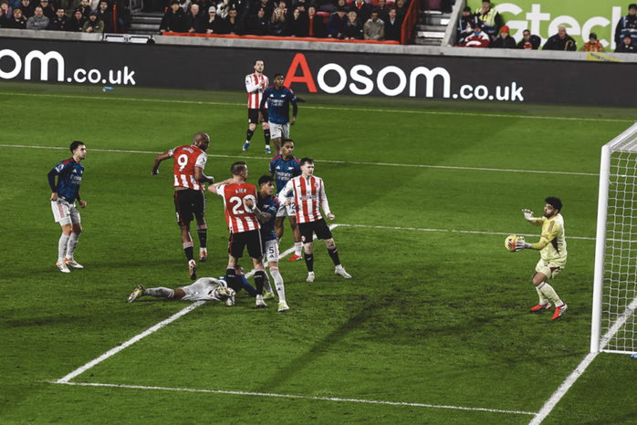 Arsenal mất điểm trước Brentford, thử thách ngôi đầu Ngoại hạng - Ảnh 2.