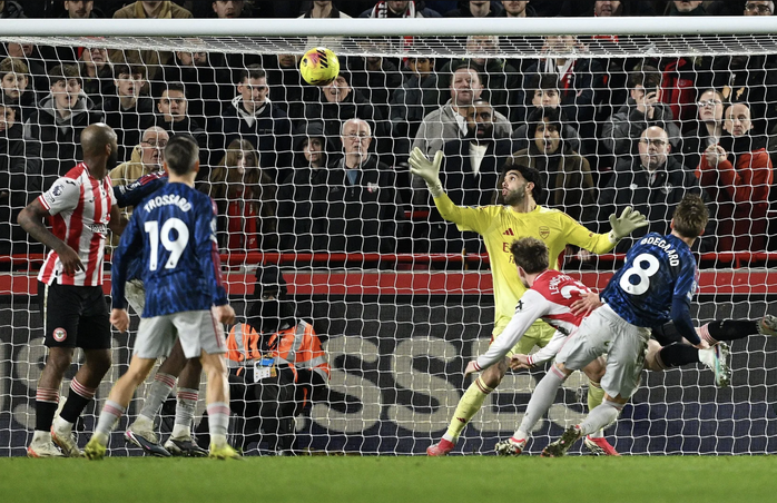 Arsenal mất điểm trước Brentford, thử thách ngôi đầu Ngoại hạng - Ảnh 4.