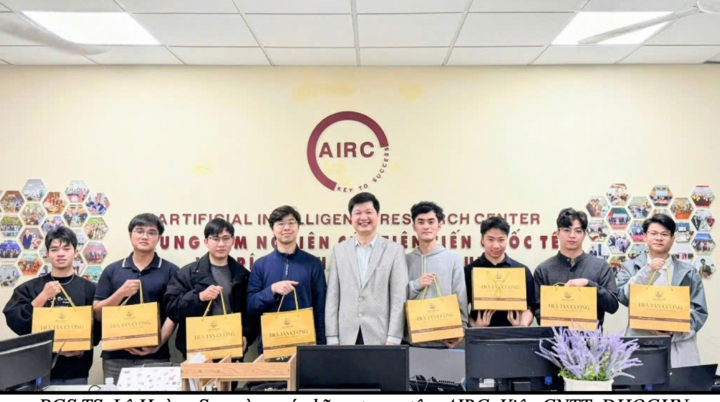 Доцент д-р Ле Хоанг Сон и инженеры из Центра AIRC Института информационных технологий Вьетнамского национального университета в Ханое.