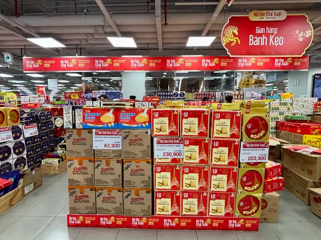 Người tiêu dùng đổ xô mua sắm ngày cận Tết- Ảnh 2.