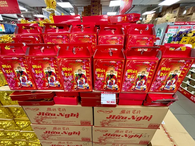 Người tiêu dùng đổ xô mua sắm ngày cận Tết- Ảnh 3.
