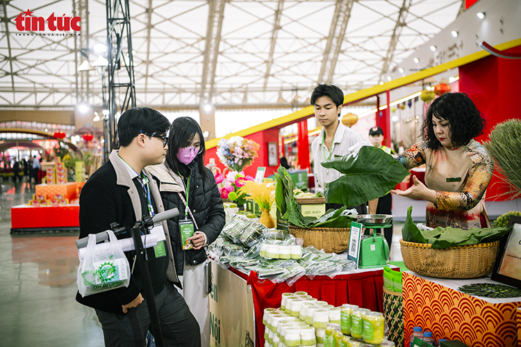 De geur van jonge rijst versterkt de smaak van traditionele banh chung ...